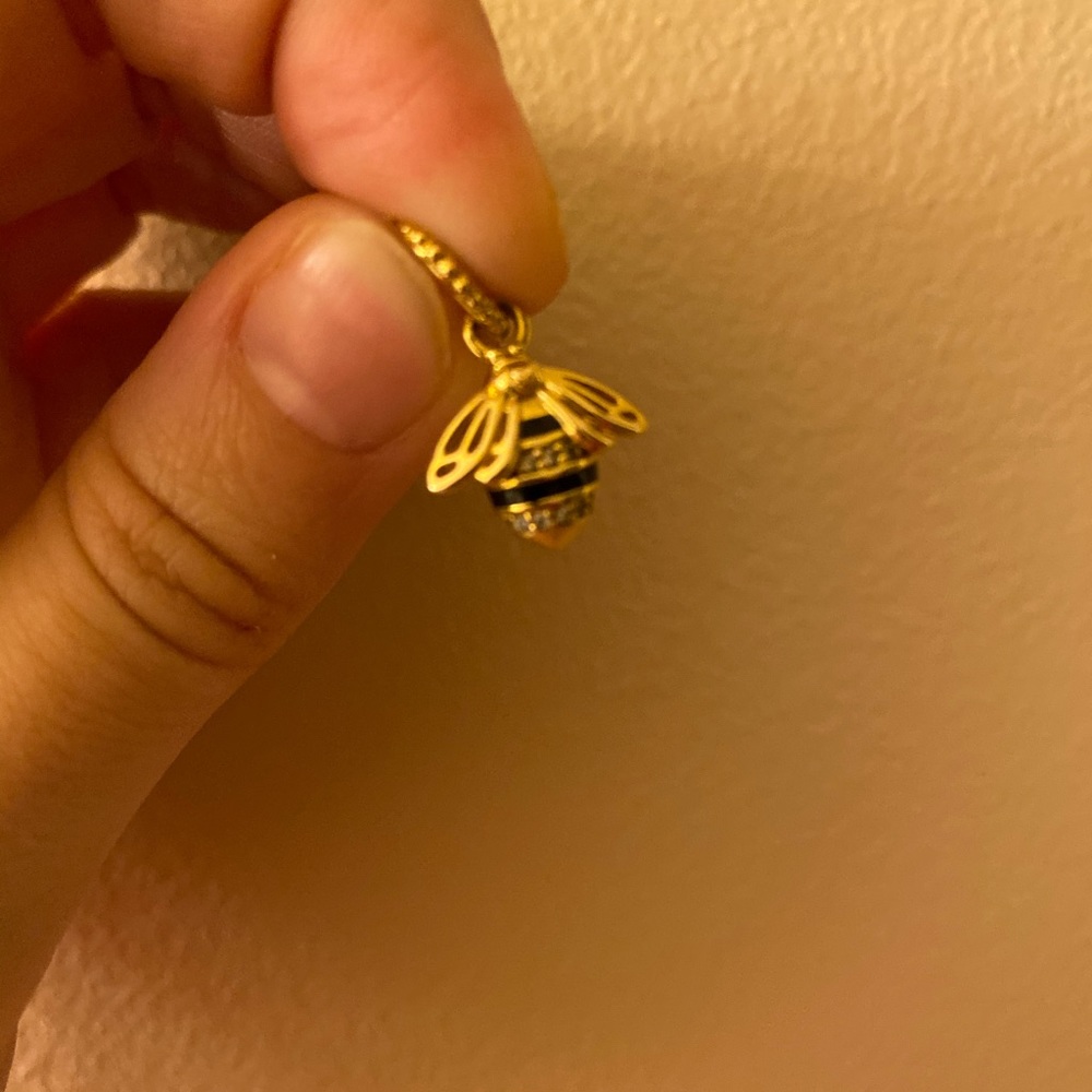 Pandora shine 18k gold plated queen bee pendant